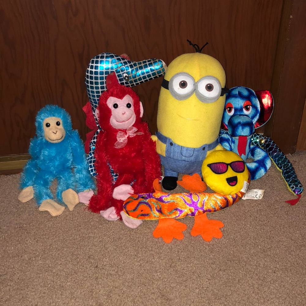 8 stuffed animals minion and more